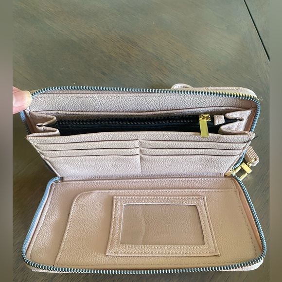 Betsey Johnson Quilted Heart zip around clutch Wallet Wristlet pale Pink - Picture 5 of 10